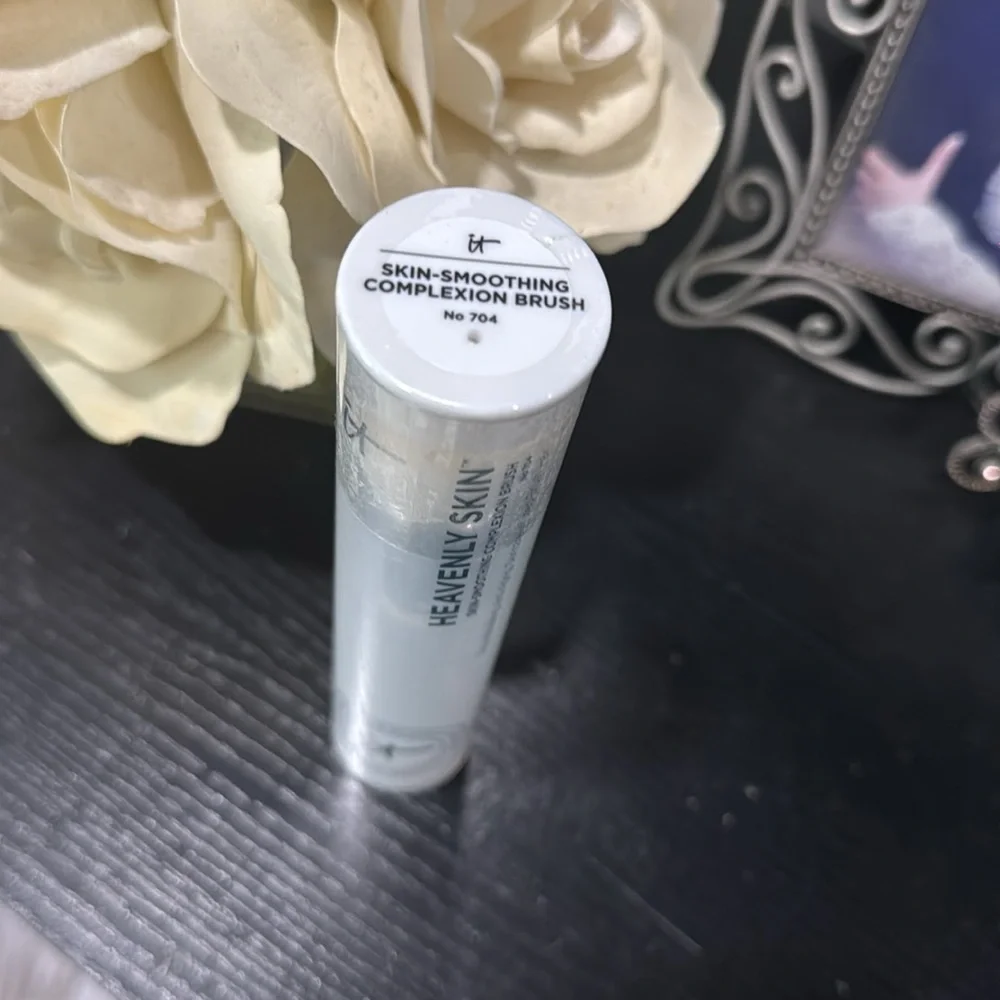 IT Cosmetics Heavenly Skin Skin-Smoothing Complexion Brush No. 704 New sealed